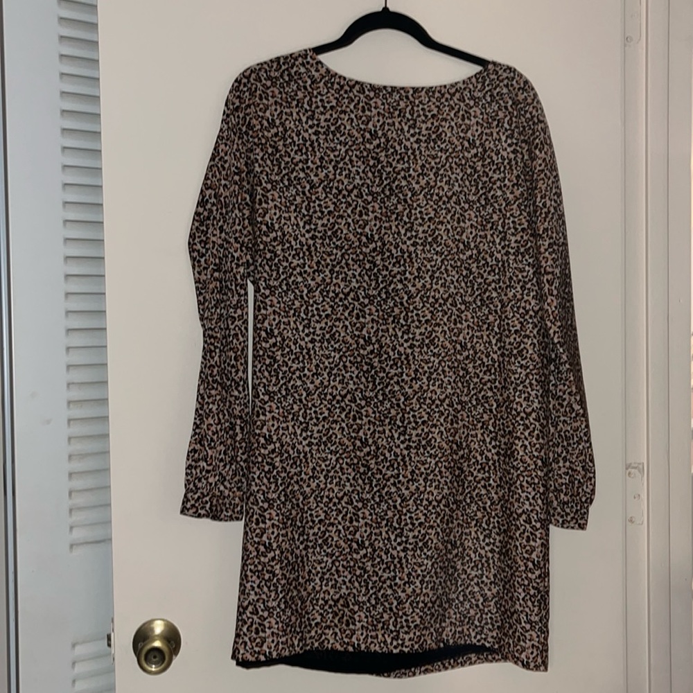 Hey, guys! I’m selling a tunic top in a women’s small.